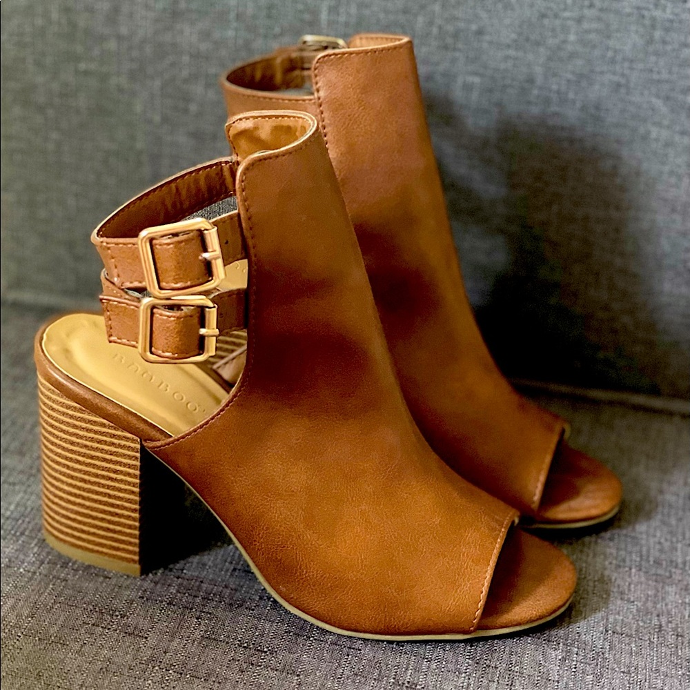 Bamboo size 7 brown peep toe booties